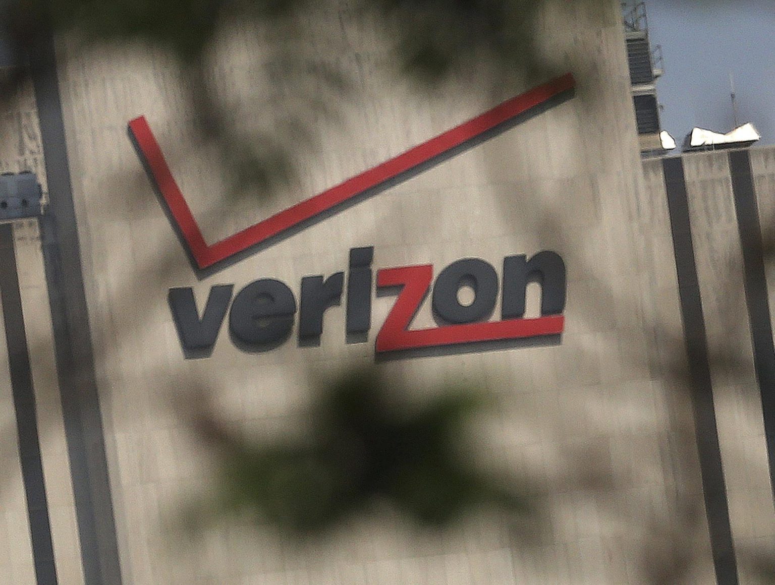 Fotografía de archivo del logotipo de la operadora de telecomunicaciones Verizon en sus oficinas de Nueva York, Estados Unidos. EFE/ANDREW GOMBERT