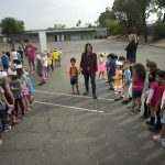 Fotografía de archivo de unos alumnos que salieron de su aula tras un sismo en California. EFE/David Maung