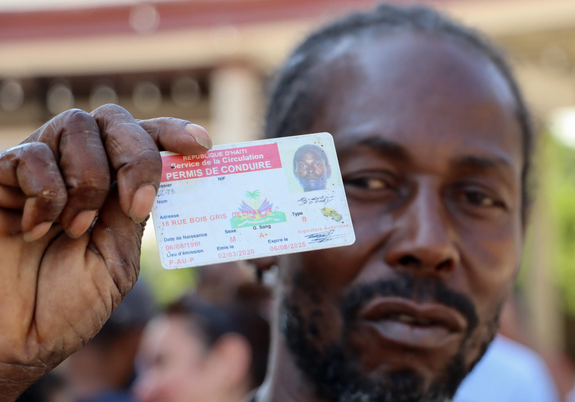 Roody, de origen haitiano, permanece en espera de su regularización migratoria este viernes, en la Ciudad de Tapachula en el estado de Chiapas (México). EFE/Juan Manuel Blanco
