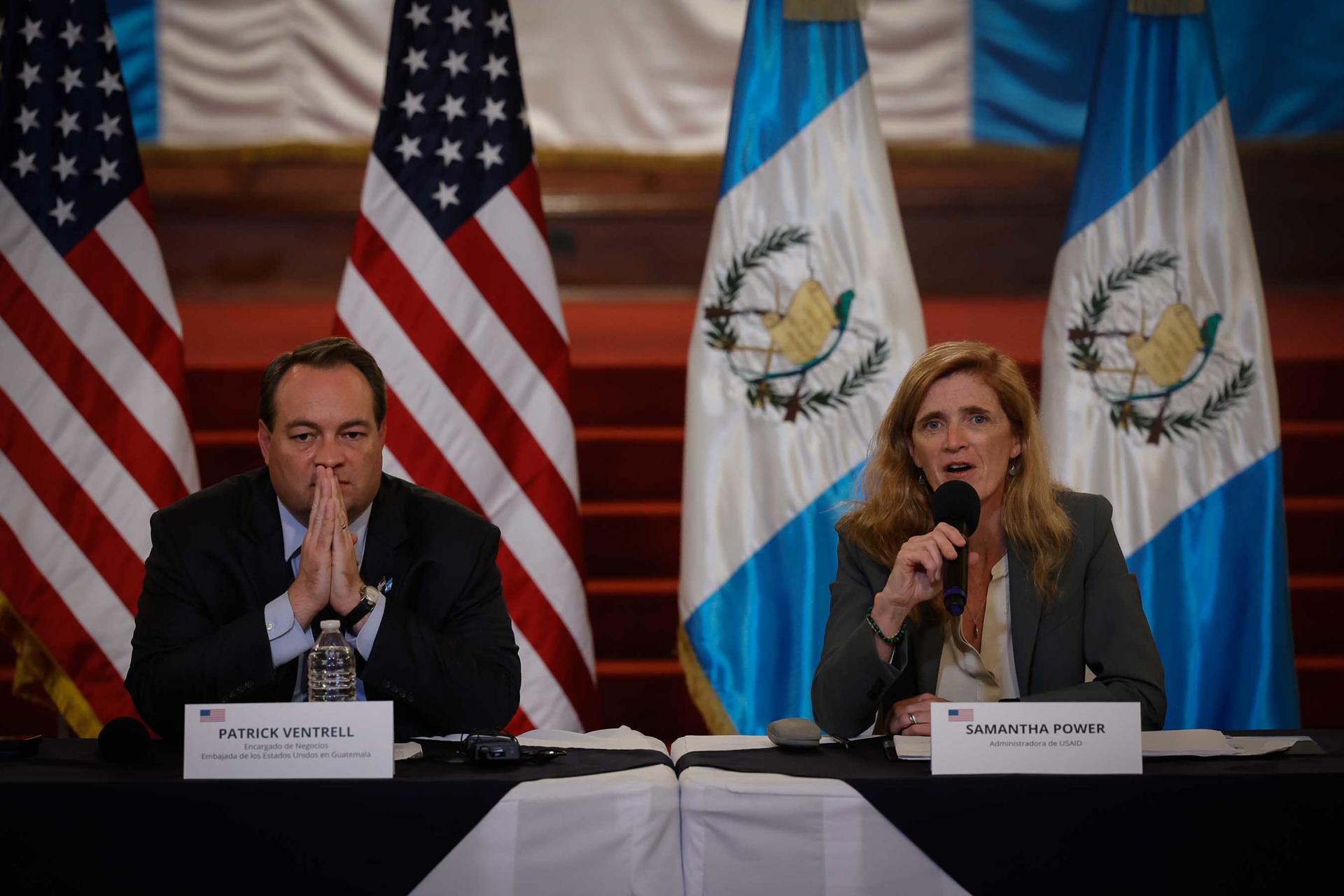 La administradora de la Agencia de Estados Unidos para el Desarrollo Internacional (USAID) Samantha Power (d) junto al encargado de la embajada de Estados Unidos en Guatemala, Patrick Ventrell, durante una rueda de prensa, hoy en Ciudad de Guatemala (Guatemala). EFE/ David Toro
