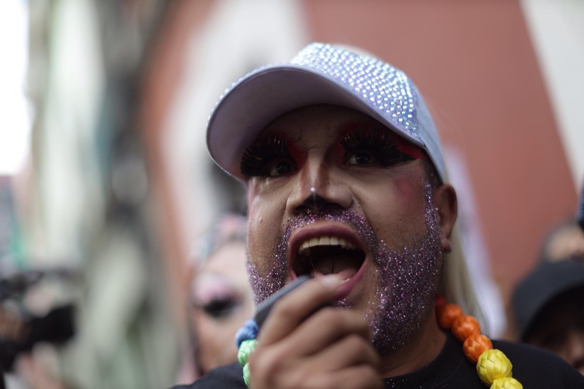 Integrantes de la comunidad LGBTI participan en una manifestación en las instalaciones de la Comisión Ejecutiva de Atención a Víctimas, hoy, en la Ciudad de México (México). EFE/ Sáshenka Gutiérrez
