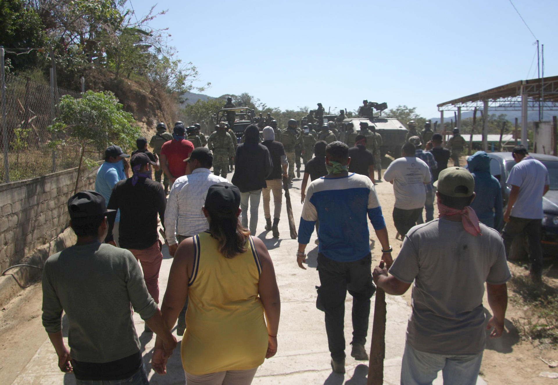 Habitantes impiden el transito a personal del Ejército Mexicano a su comunidad de Coacoyulillo hoy, en el municipio de Chilpancingo (México). EFE/ José Luis de la Cruz
