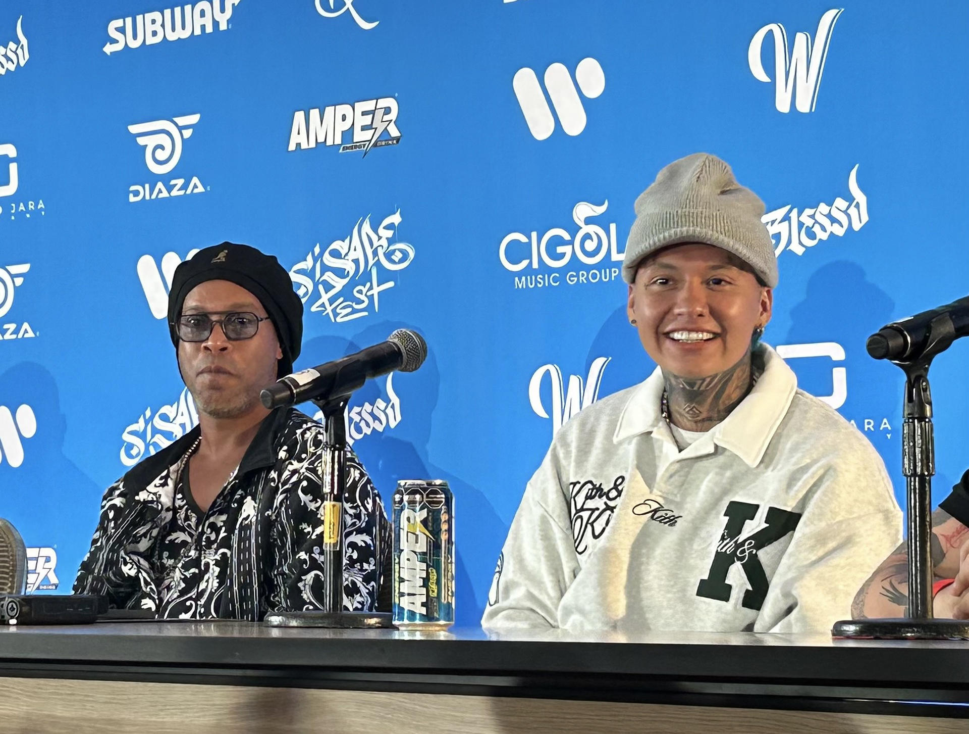 La leyenda del fútbol Ronaldinho Gaucho (i) y el cantante de música urbana Blessd (d) hablan durante una rueda de prensa con motivo del "partido de estrellas" hoy en Miami, Florida (EEUU). EFE/Lorenzo Castro
