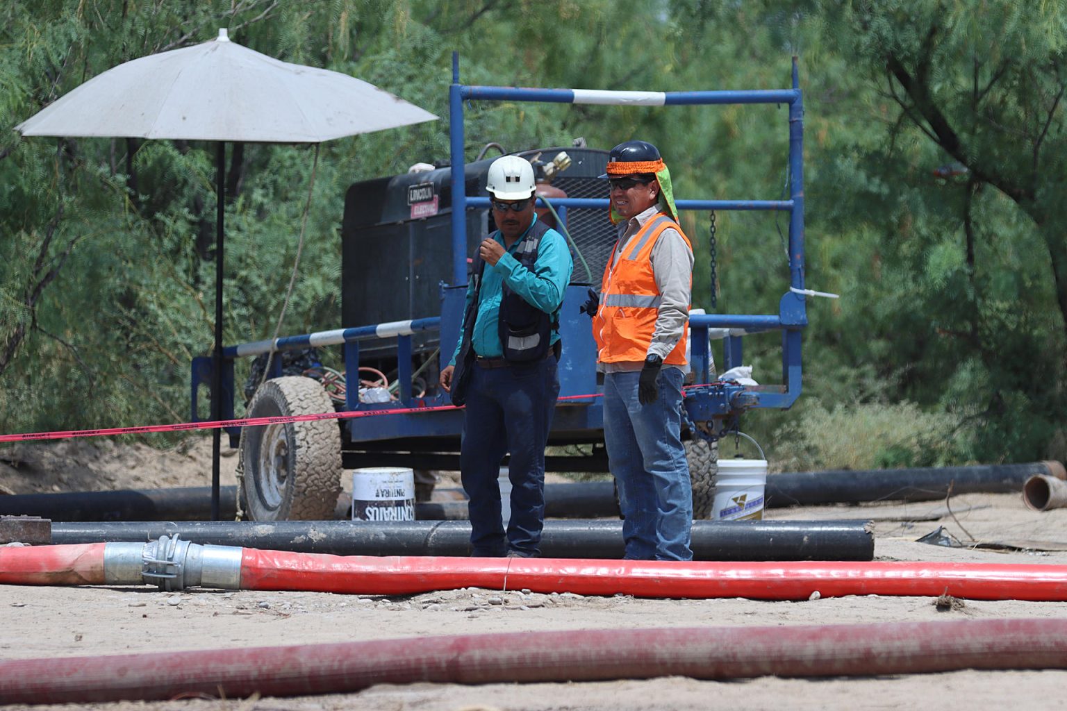 Personal de emergencia trabajan en el rescate de los 10 mineros atrapados en una mina, en el municipio de Sabinas (México). Imagen de archivo. EFE/ Antonio Ojeda