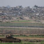 Un tanque israelí en una posición cerca de la frontera israelí con la Franja de Gaza, en el sur de Israel. EFE/ABIR SULTAN