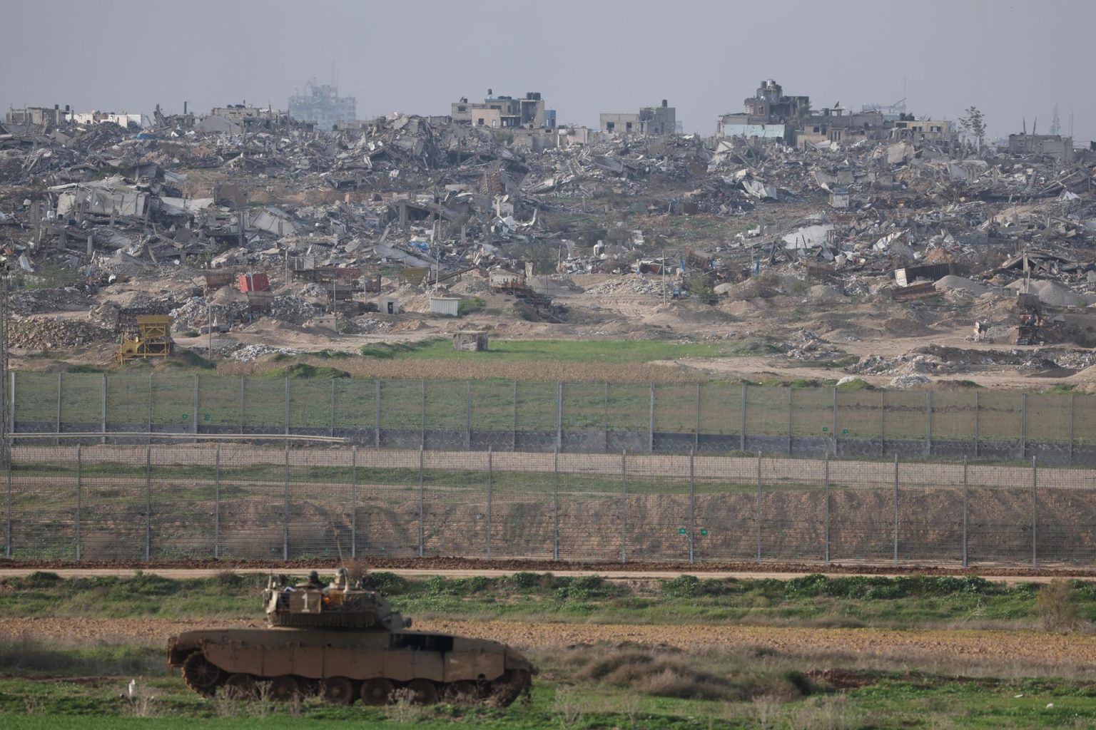 Un tanque israelí en una posición cerca de la frontera israelí con la Franja de Gaza, en el sur de Israel. EFE/ABIR SULTAN