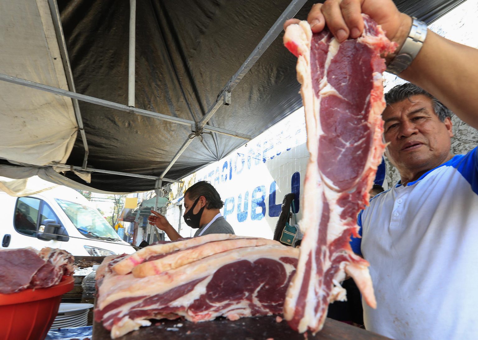 Trabajadores preparan tacos en la taquería "El Buen Gusto", en la Ciudad de México (México). Imagen de archivo. EFE/Mario Guzmán