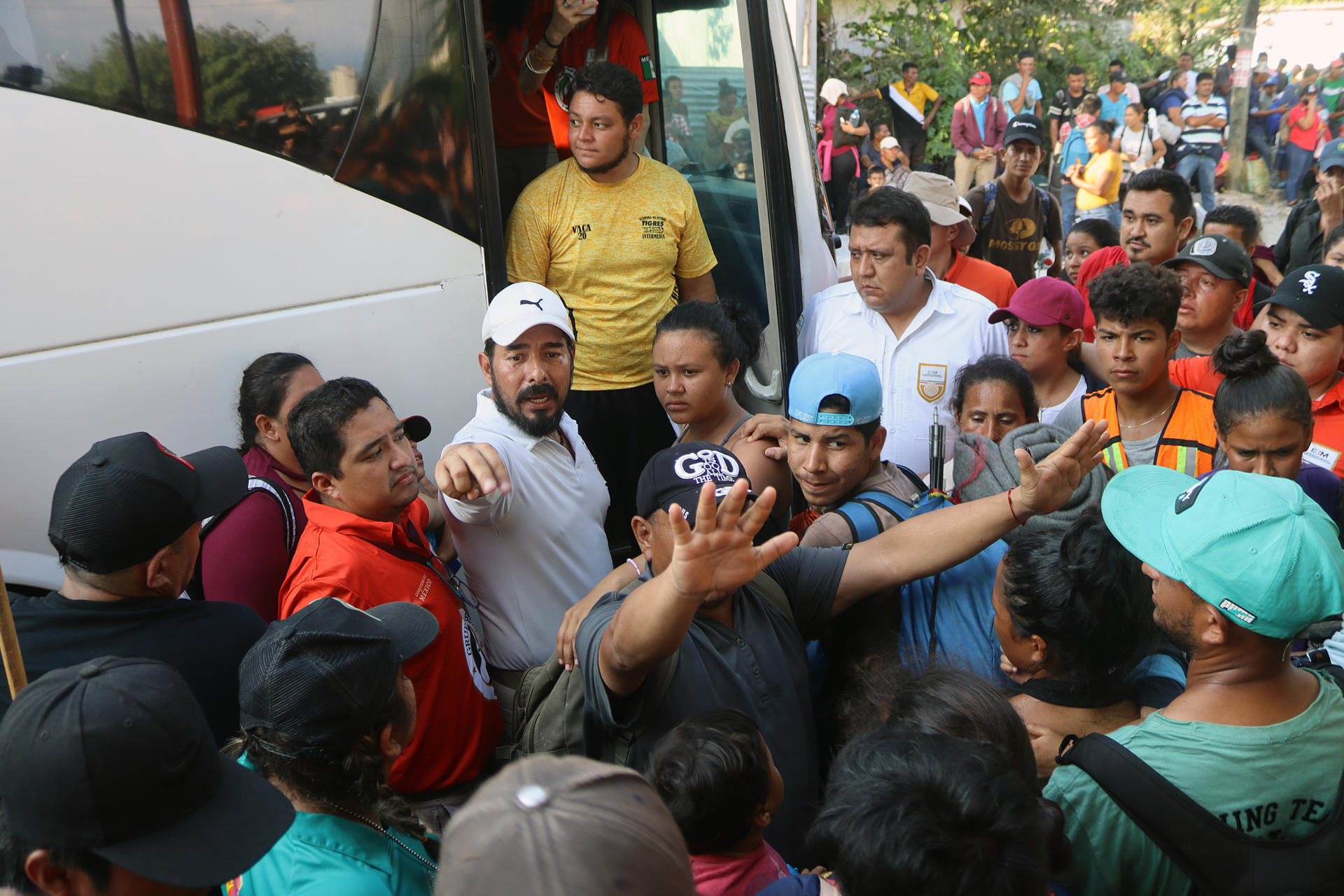 Migrantes abordan un autobús del Instituto Nacional de Migración (INM) tras dar por terminada una caravana rumbo a Estados Unidos hoy, en el municipio de Mapastepec, estado de Chiapas (México). EFE/ Juan Manuel Blanco
