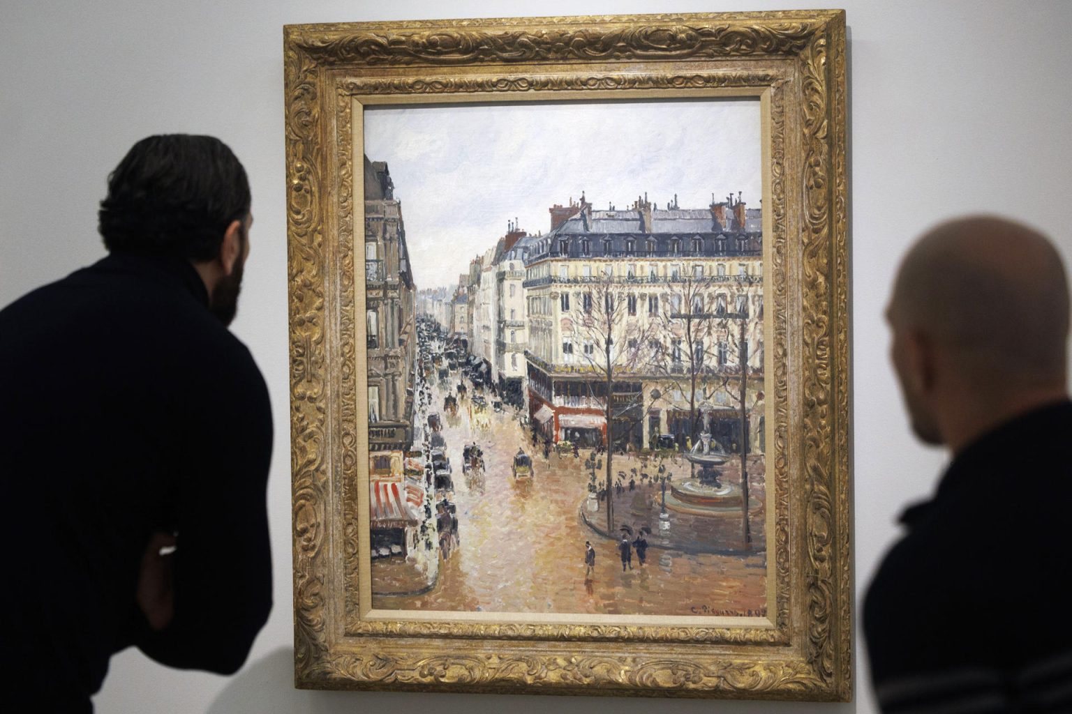 Personas observan el cuadro "Rue Saint-Honoré por la tarde. Efecto de lluvia" (1897), de Camille Pissarro, el 10 de enero de 2024 en el Museo Thyssen-Bornemisza en Madrid (España). EFE/ Sergio Pérez