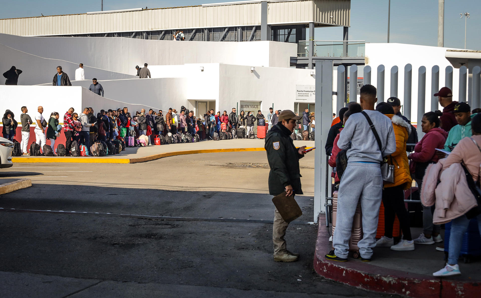 Migrantes hacen fila para solicitar un proceso de asilo en Estados Unidos, el 25 de enero de 2024 en el paso fronterizo del Chaparral en Baja California (México). EFE/Joebeth Terríquez
