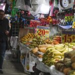 Un cliente camina por el Mercado de Jamaica, en Ciudad de México (México). Imagen de archivo. EFE/ Isaac Esquivel