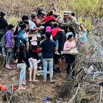 Un grupo de migrantes cruzan el río Bravo para ingresar a la frontera con Estados Unidos desde la ciudad de Matamoros (México). EFE/Abraham Pineda/