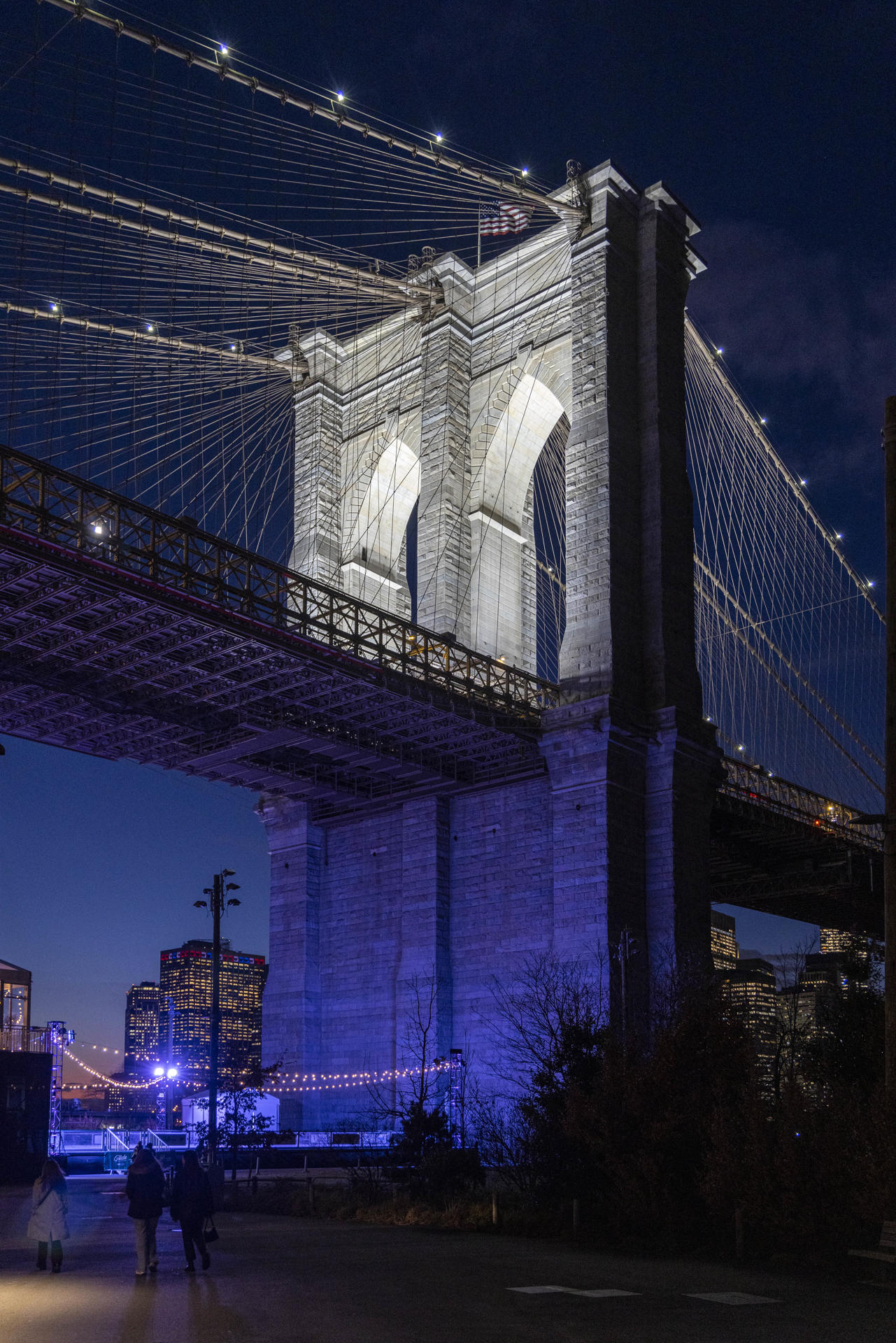 Fotografía cedida por el Departamento de Transportes de Nueva York (NYC DOT) de un detalle del puente de Brooklyn después de la iluminación de sus arcos el 11 de enero de 2024, en Nueva York (EE.UU.). EFE/ NYC DOT SÓLO USO EDITORIAL/SÓLO DISPONIBLE PARA ILUSTRAR LA NOTICIA QUE ACOMPAÑA (CRÉDITO OBLIGATORIO)
