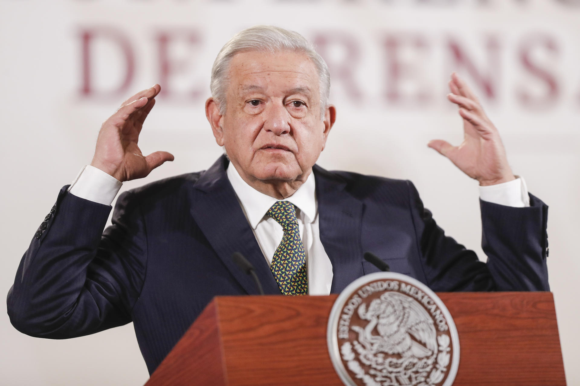 El presidente de México, Andrés Manuel López Obrador, habla durante su rueda de prensa diaria hoy, en el Palacio Nacional de la Ciudad de México (México). EFE/ Isaac Esquivel
