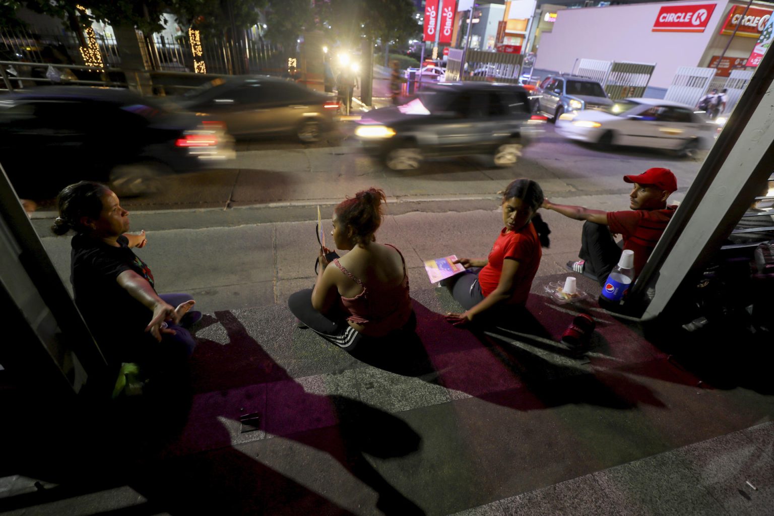 Fotografía de archivo de migrantes que permanecen en una estación de transporte público fuera de servicio, el 21 de noviembre de 2023, en Tegucigalpa (Honduras). EFE/ Gustavo Amador