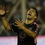 El uruguayo Luis Suárez reacciona en un partido amistoso entre la selección de El Salvador y el Inter Miami en el estadio Custacatlán en San Salvador (El Salvador). EFE/ Rodrigo Sura