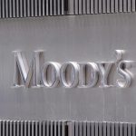 Imagen de archivo que muestra el logotipo corporativo de Moody's en las oficinas centrales de la agencia, en Nueva York (Estados Unidos). EFE/ANDREW GOMBERT