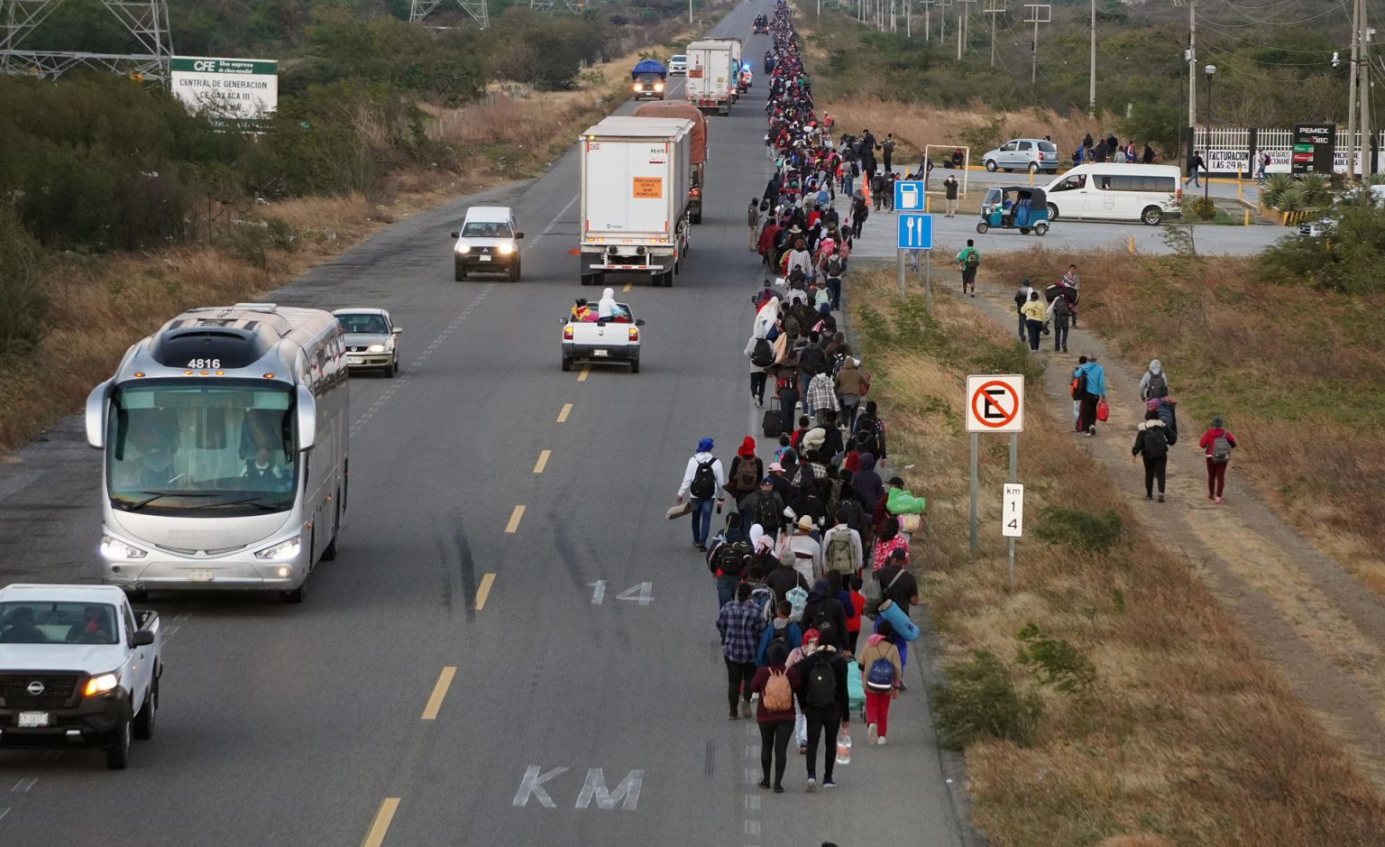 Migrantes caminan durante una caravana que se dirige a la frontera con Estados Unidos en el municipio de Juchitán en el estado de Oaxaca (México). EFE/Jesús Méndez