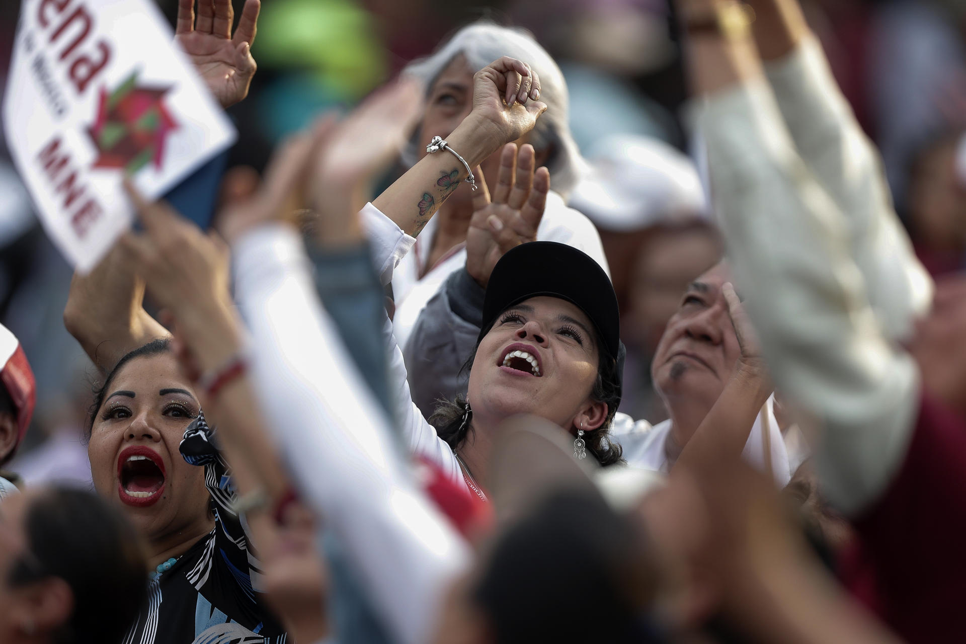 Simpatizantes de la aspirante presidencial por el oficialista Movimiento de Regeneración Nacional (Morena) Claudia Sheinbaum, acuden al cierre de precampaña en el Monumento a la Revolución hoy, en la Ciudad de México (México). EFE/Isaac Esquivel
