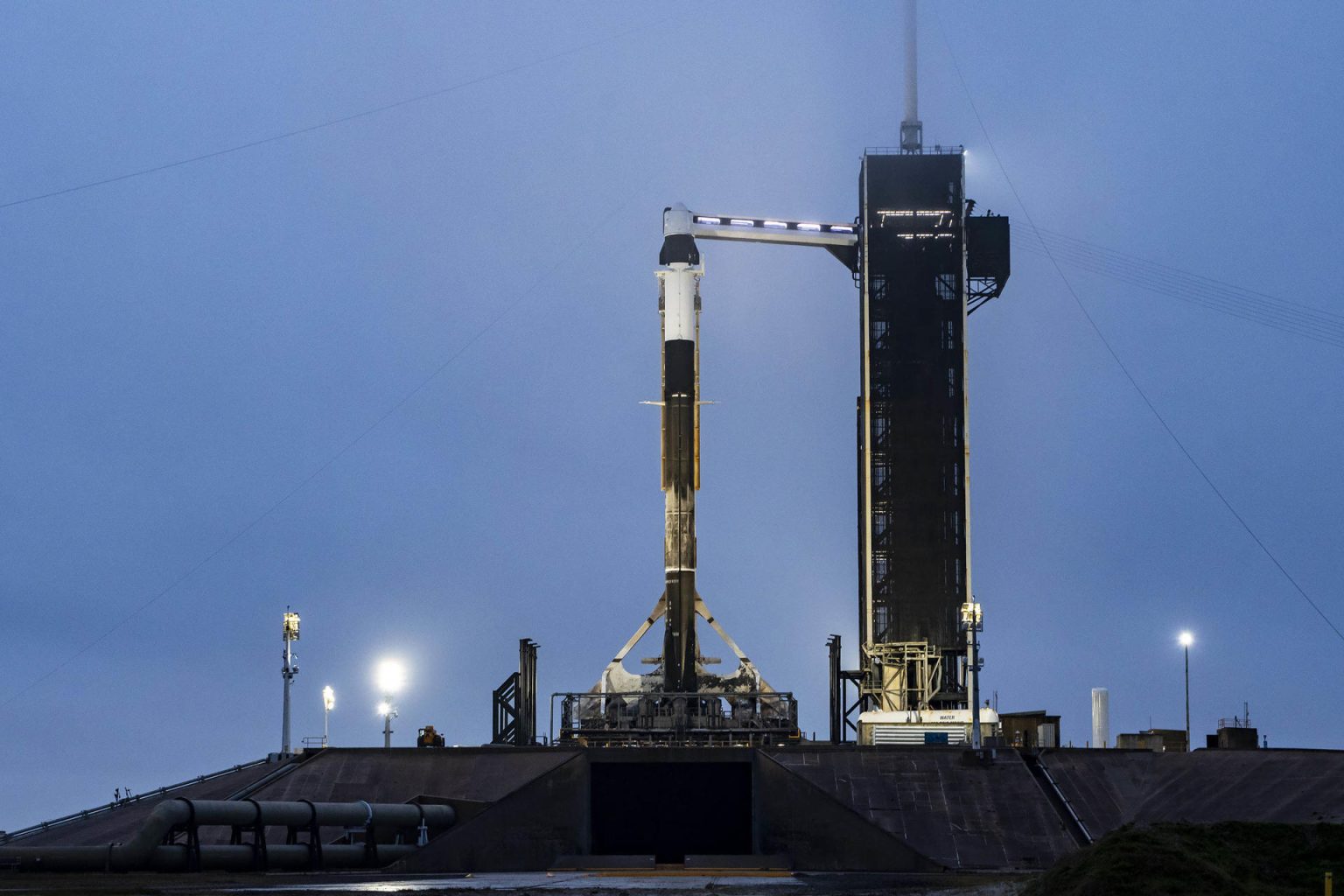 Fotografía cedida por SpaceX donde se muestra el cohete Falcon 9 con la cápsula Dragon, que llevará la misión 3 (Ax-3) de Axiom a la Estación Espacial Internacional, mientras está posado en el Complejo de Lanzamiento 39A del Centro Espacial Kennedy de la NASA, en Cabo Cañaveral (Florida, EE.UU.). EFE/SpaceX / SOLO USO EDITORIAL/ SOLO DISPONIBLE PARA ILUSTRAR LA NOTICIA QUE ACOMPAÑA (CRÉDITO OBLIGATORIO)