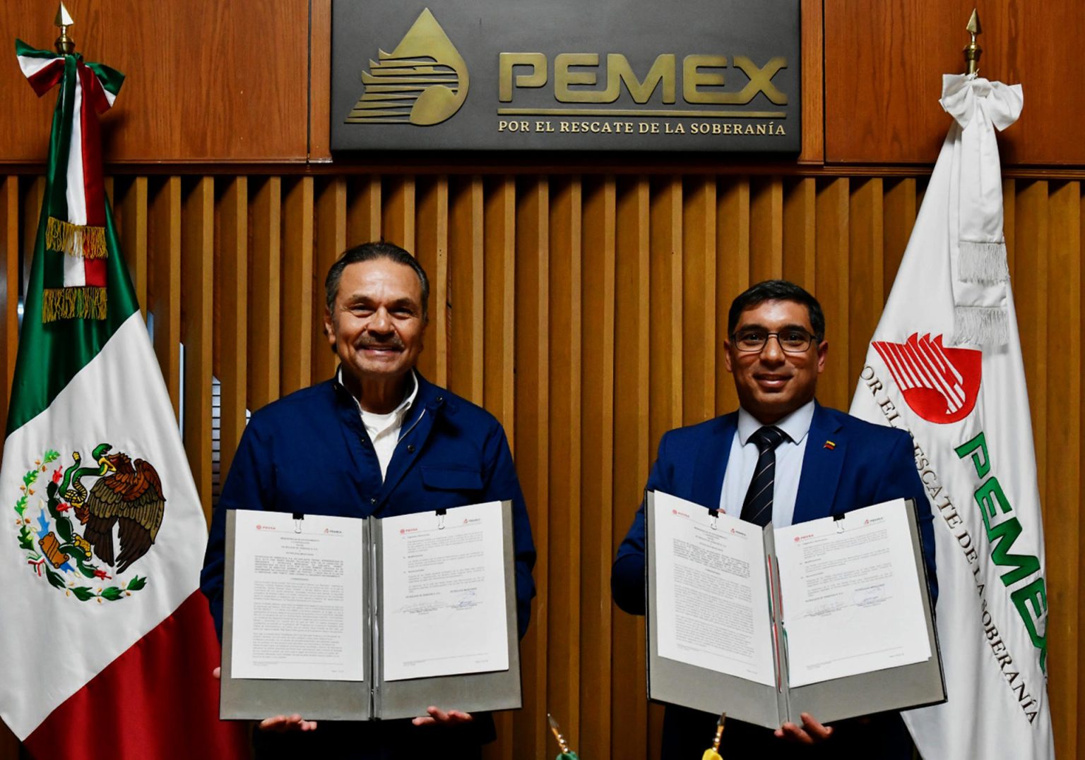 Fotografía cedida hoy, por Petróleos Mexicanos (PEMEX) de su director general Octavio Romero (i) y el Ministro del Poder Popular del Petróleo de Venezuela, Rafael Tellechea (d) durante la firma de un memorándum de entendimiento en Ciudad de México (México). EFE/ Petróleos Mexicanos /SOLO USO EDITORIAL/SOLO DISPONIBLE PARA ILUSTRAR LA NOTICIA QUE ACOMPAÑA (CRÉDITO OBLIGATORIO)