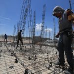 Obreros trabajan en una construcción en Ciudad Juárez (México). EFE/Luis T