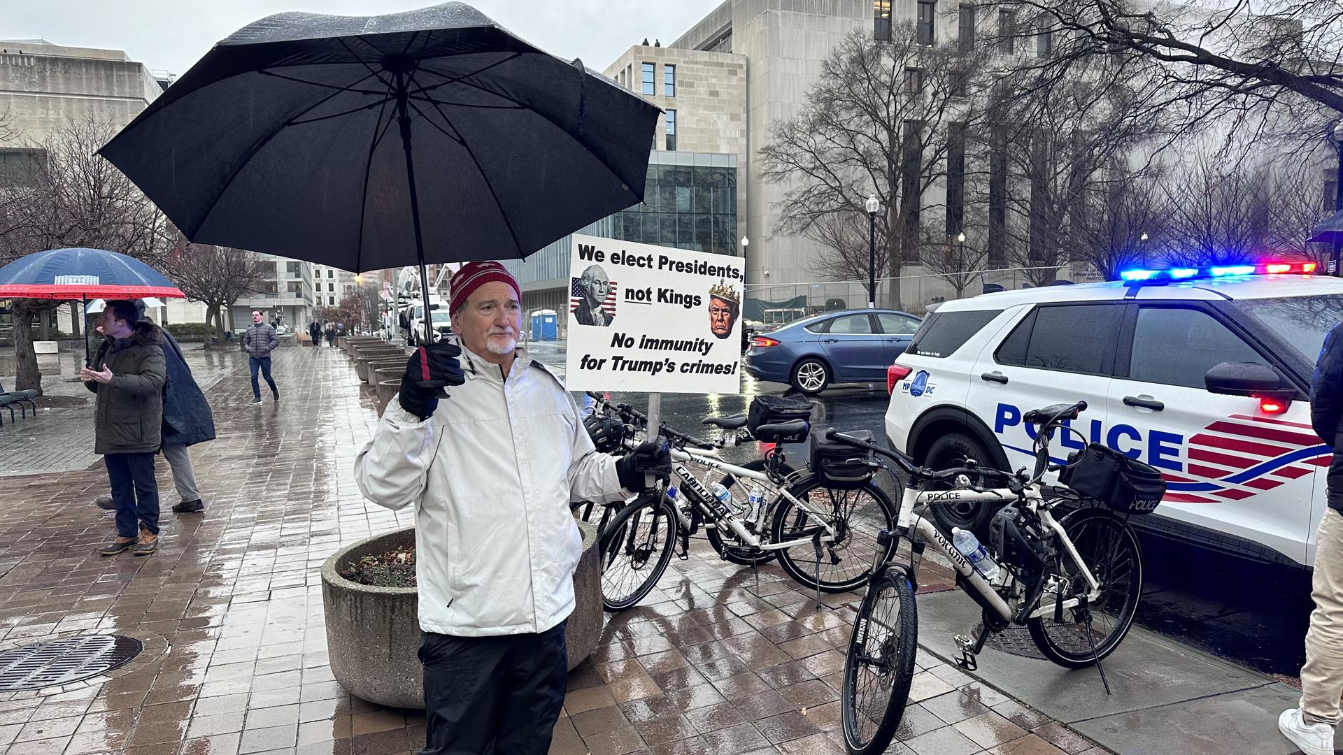 Un manifestante sostiene una pancarta que dice 'Elegimos presidentes, no reyes. ¡No hay inmunidad para los crímenes de Trump!' hoy, frente al edificio E. Barrett Prettyman del tribunal federal de apelaciones en Washington. EFE/Octavio Guzmán
