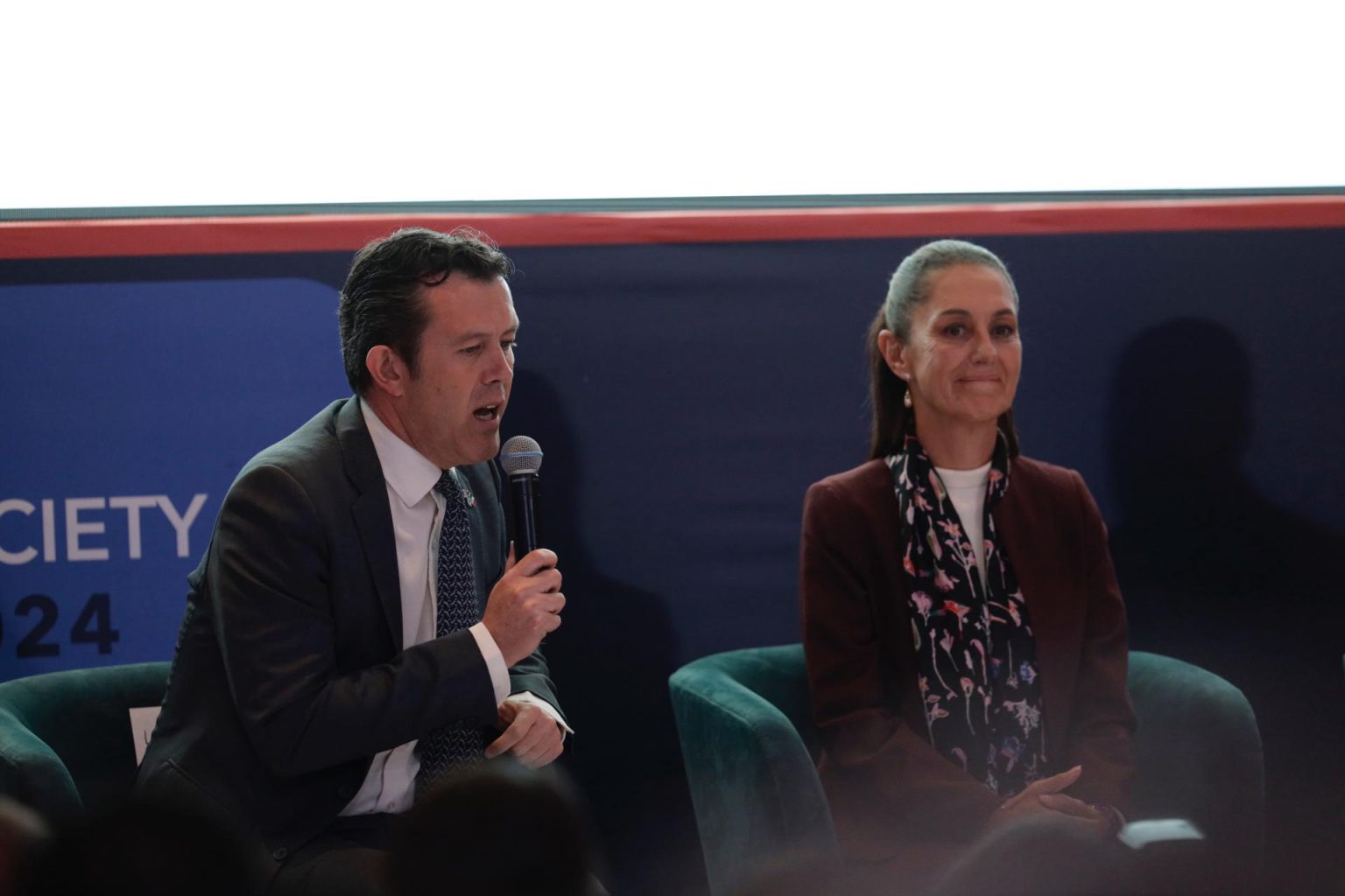 El presidente de la American Society (Amsoc) Larry Rubin (i) y la candidata presidencial del oficialismo, Claudia Sheinbaum (d) durante su reunión con empresarios estadounidenses de la American Society, hoy en Ciudad de México.(México). EFE/Sáshenka Gutiérrez