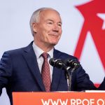 Fotografía de archivo fechada el 4 de noviembre de 2023 del exgobernador de Arkansas, Asa Hutchinson, durante la Cumbre de la Libertad de Florida en el Gaylord Palms Resort en Kissimmee, Florida (EE.UU.). EFE/ Cristobal Herrera-ulashkevich