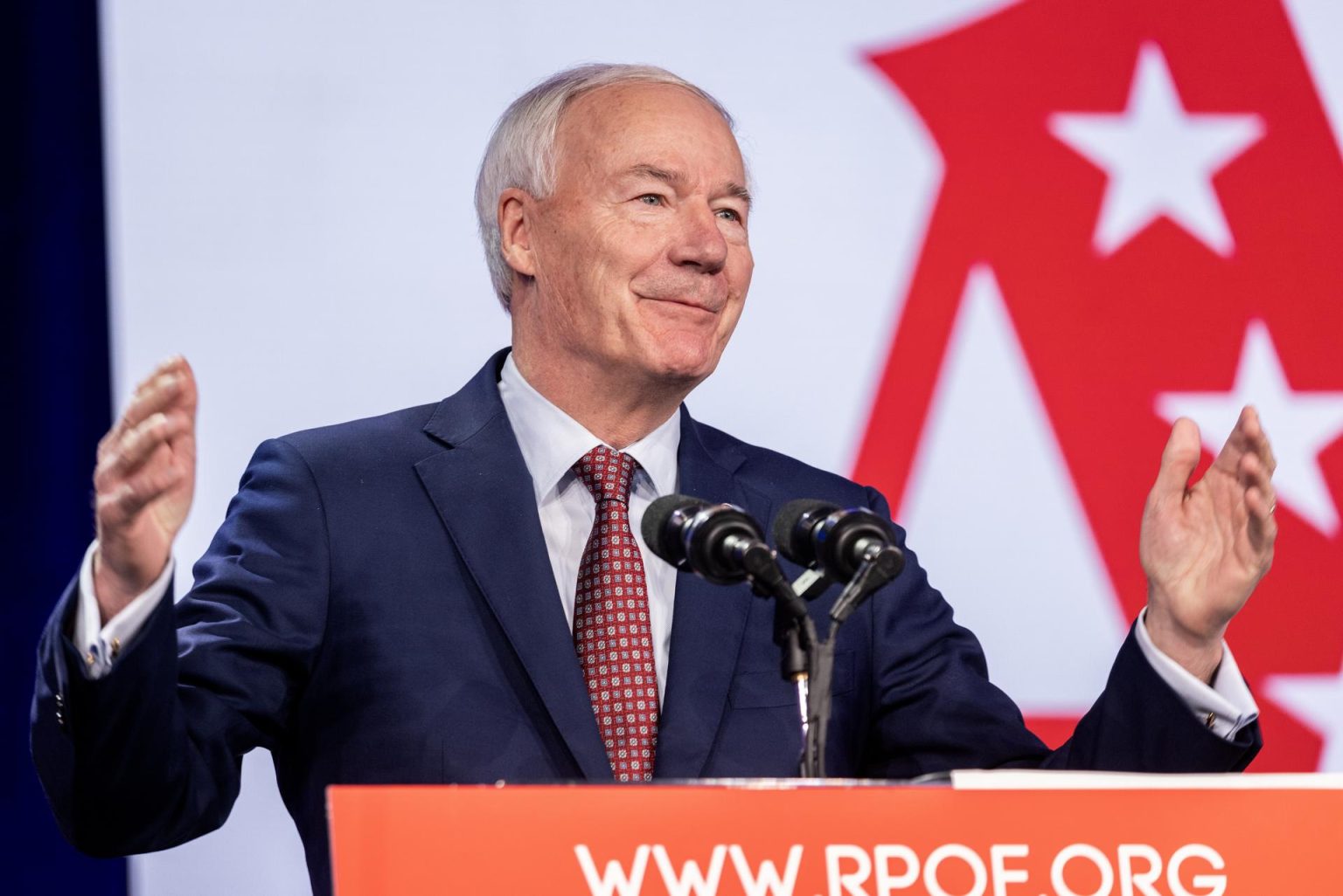 Fotografía de archivo fechada el 4 de noviembre de 2023 del exgobernador de Arkansas, Asa Hutchinson, durante la Cumbre de la Libertad de Florida en el Gaylord Palms Resort en Kissimmee, Florida (EE.UU.). EFE/ Cristobal Herrera-ulashkevich