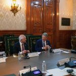 Fotografía cedida hoy, por la Presidencia de México del mandatario mexicano Andrés Manuel López Obrado (d) durante una reunión con los congresistas estadounidenses Henry Cuellar (i), Michael McCaul (2-d) y el embajador de Estados Unidos en México Ken Salazar (2-i) en el Palacio Nacional de la Ciudad de México (México). EFE/ Presidencia de México /SOLO USO EDITORIAL/SOLO DISPONIBLE PARA ILUSTRAR LA NOTICIA QUE ACOMPAÑA (CRÉDITO OBLIGATORIO)