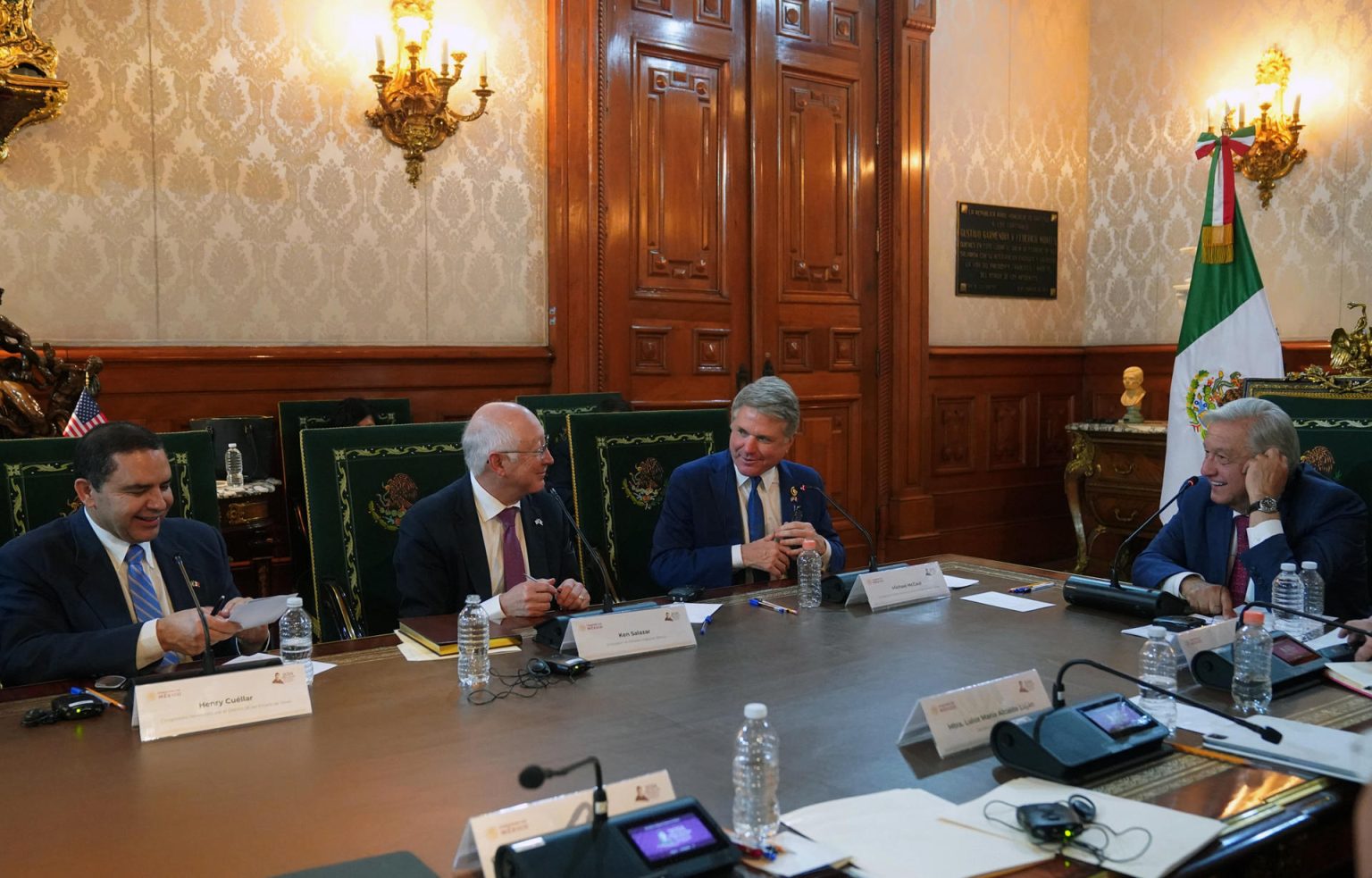 Fotografía cedida hoy, por la Presidencia de México del mandatario mexicano Andrés Manuel López Obrado (d) durante una reunión con los congresistas estadounidenses Henry Cuellar (i), Michael McCaul (2-d) y el embajador de Estados Unidos en México Ken Salazar (2-i) en el Palacio Nacional de la Ciudad de México (México). EFE/ Presidencia de México /SOLO USO EDITORIAL/SOLO DISPONIBLE PARA ILUSTRAR LA NOTICIA QUE ACOMPAÑA (CRÉDITO OBLIGATORIO)