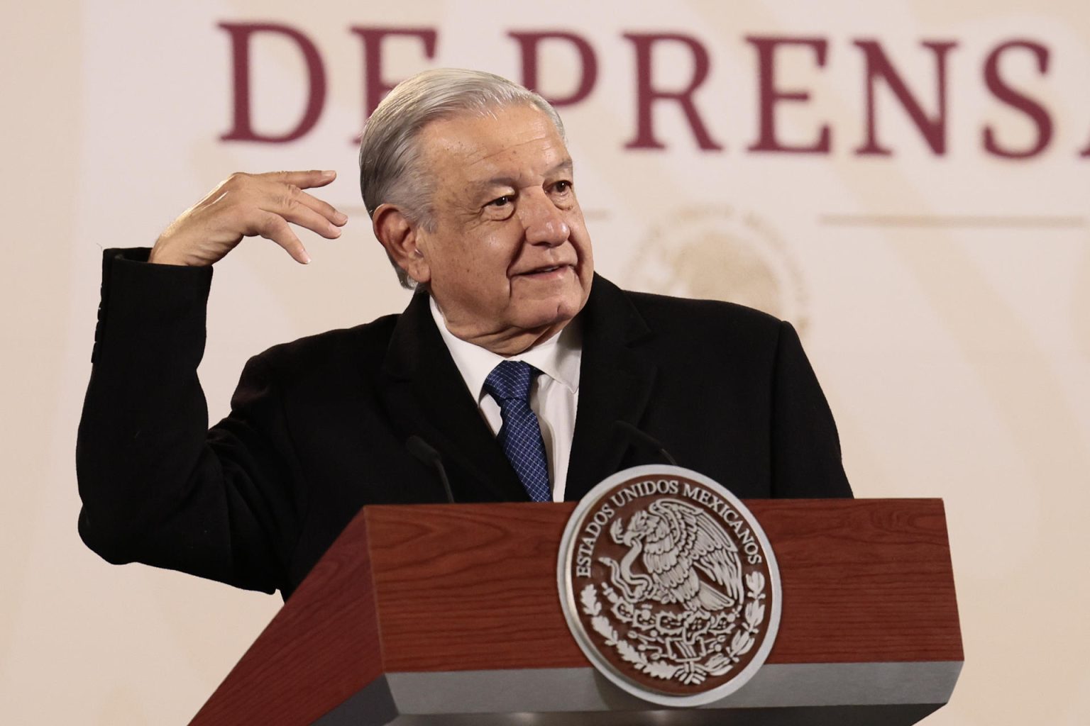 El presidente de México, Andrés Manuel López Obrador, habla durante su conferencia de prensa matutina hoy, en el Palacio Nacional en la Ciudad de México (México). EFE/ José Méndez