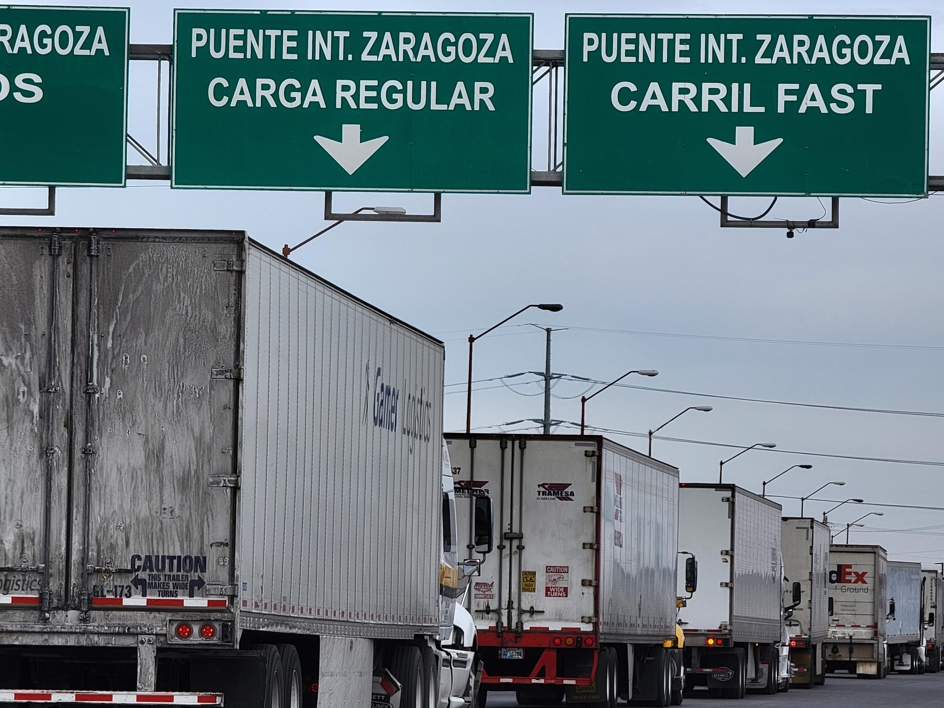 Conductores de camiones transitan hacia la aduana rumbo a Estados Unidos por el Puente Internacional Zaragoza, el 20 de enero de 2024 en Ciudad Juárez (México). EFE/Luis Torres
