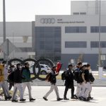 Trabajadores de Audi participan en una jornada de huelga ayer, en Puebla (México). EFE/ Hilda Ríos