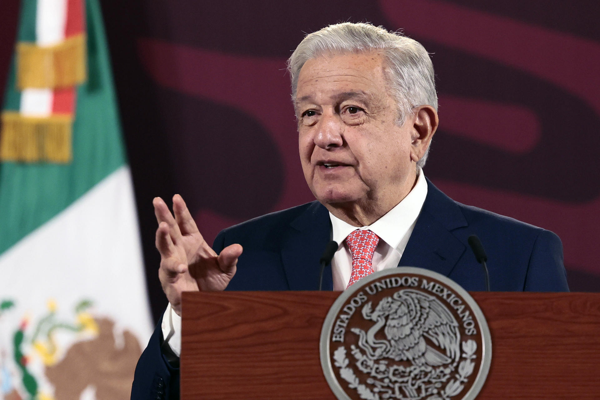 El presidente de México, Andrés Manuel López Obrador, habla durante su conferencia de prensa matutina hoy, en el Palacio Nacional de Ciudad de México (México). EFE/ José Méndez
