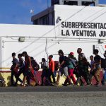 Migrantes caminan durante una caravana que se dirige a la frontera con Estados Unidos hoy, en el municipio de Juchitán en el estado de Oaxaca (México). EFE/Jesús Méndez