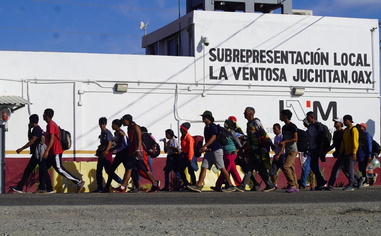 Migrantes caminan durante una caravana que se dirige a la frontera con Estados Unidos hoy, en el municipio de Juchitán en el estado de Oaxaca (México). EFE/Jesús Méndez