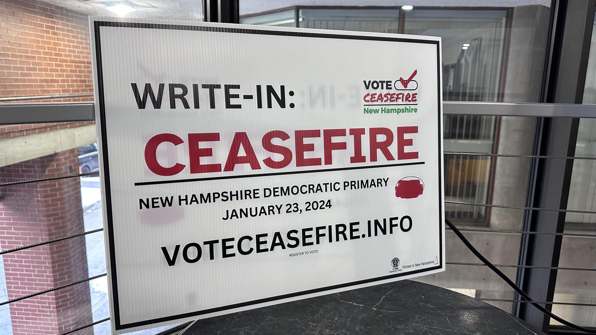 Fotografía de un cartel que invita a escribir la palabra 'cese al fuego' en las tarjetas de votación, el sábado 20 de enero de 2024, en Concord, Nuevo Hampshire (Estados Unidos). EFE/ Octavio Guzmán
