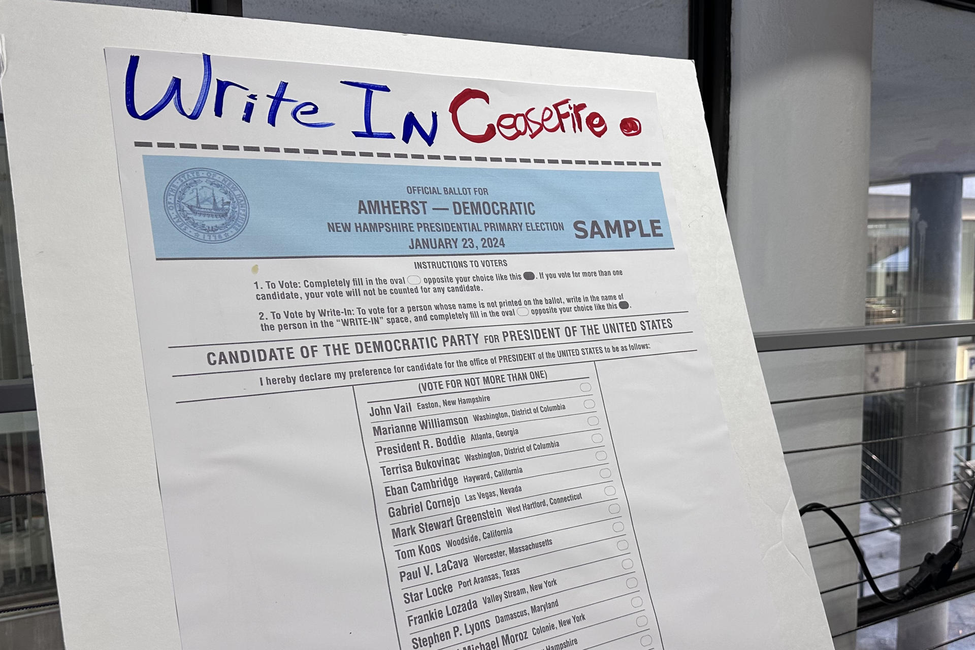 Fotografía de un cartel que invita a escribir la palabra 'cese al fuego' en las tarjetas de votación, el sábado 20 de enero de 2024, en Concord, Nuevo Hampshire (Estados Unidos). EFE/ Octavio Guzmán
