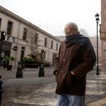 Un hombre visiblemente abrigado por las bajas temperatura camina hoy por una calle de la ciudad de Saltillo, en el estado de Coahuila (México). EFE/ Miguel Sierra