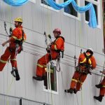 Fotografía de archivo de trabajadores que instalan pancartas cerca a la pista en Whistler Creekside (Canadá). EFE/Stephan Jansen