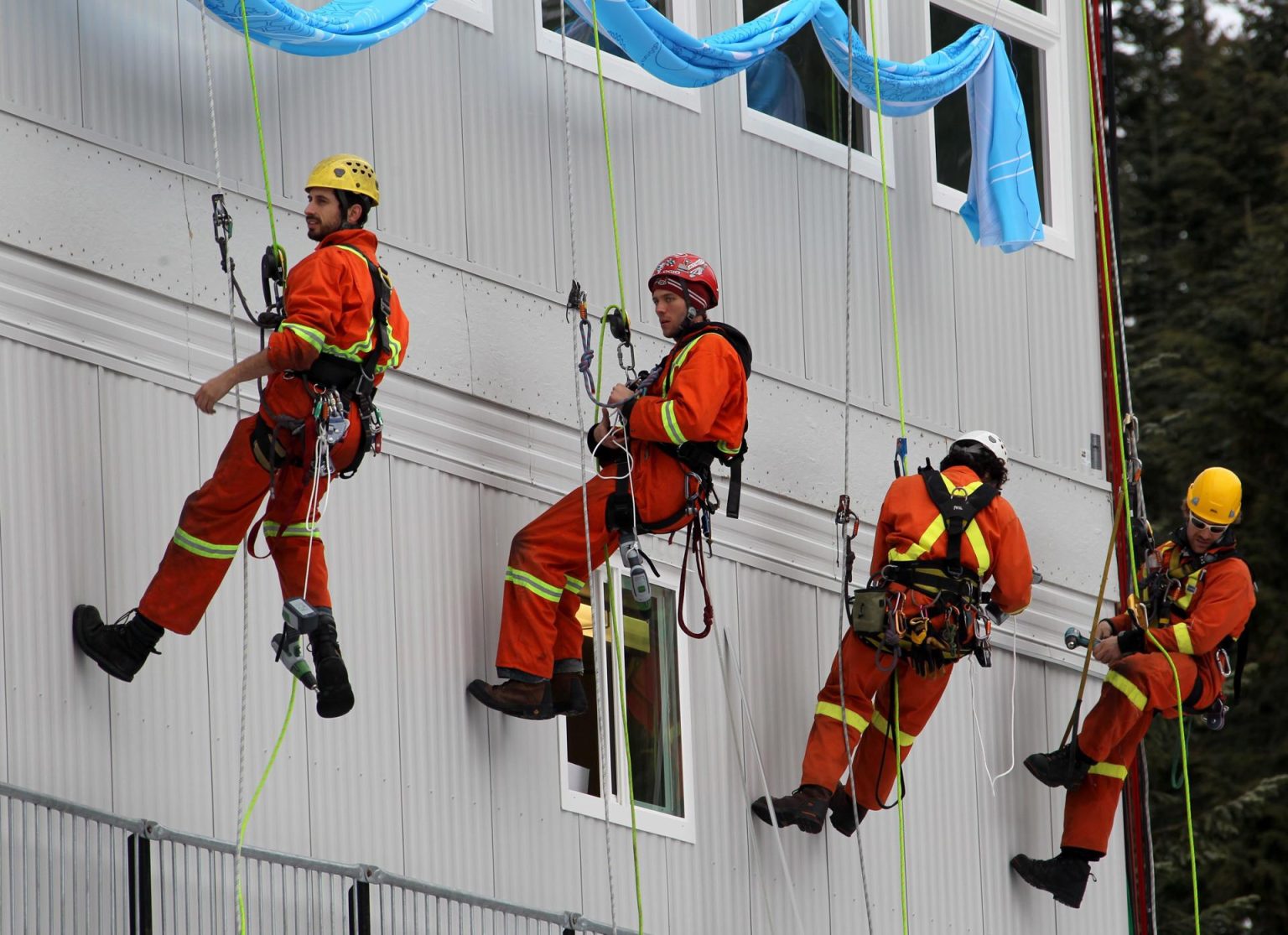 Fotografía de archivo de trabajadores que instalan pancartas cerca a la pista en Whistler Creekside (Canadá). EFE/Stephan Jansen