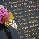 Imagen de archivo en donde se observan flores adornando una lápida con algunos de los nombres de las víctimas de los ataques de Bali de 2002 en el monumento erigido en memoria de los fallecidos en Kuta, en la isla de Bali, Indonesia. EFE/Made Nagi