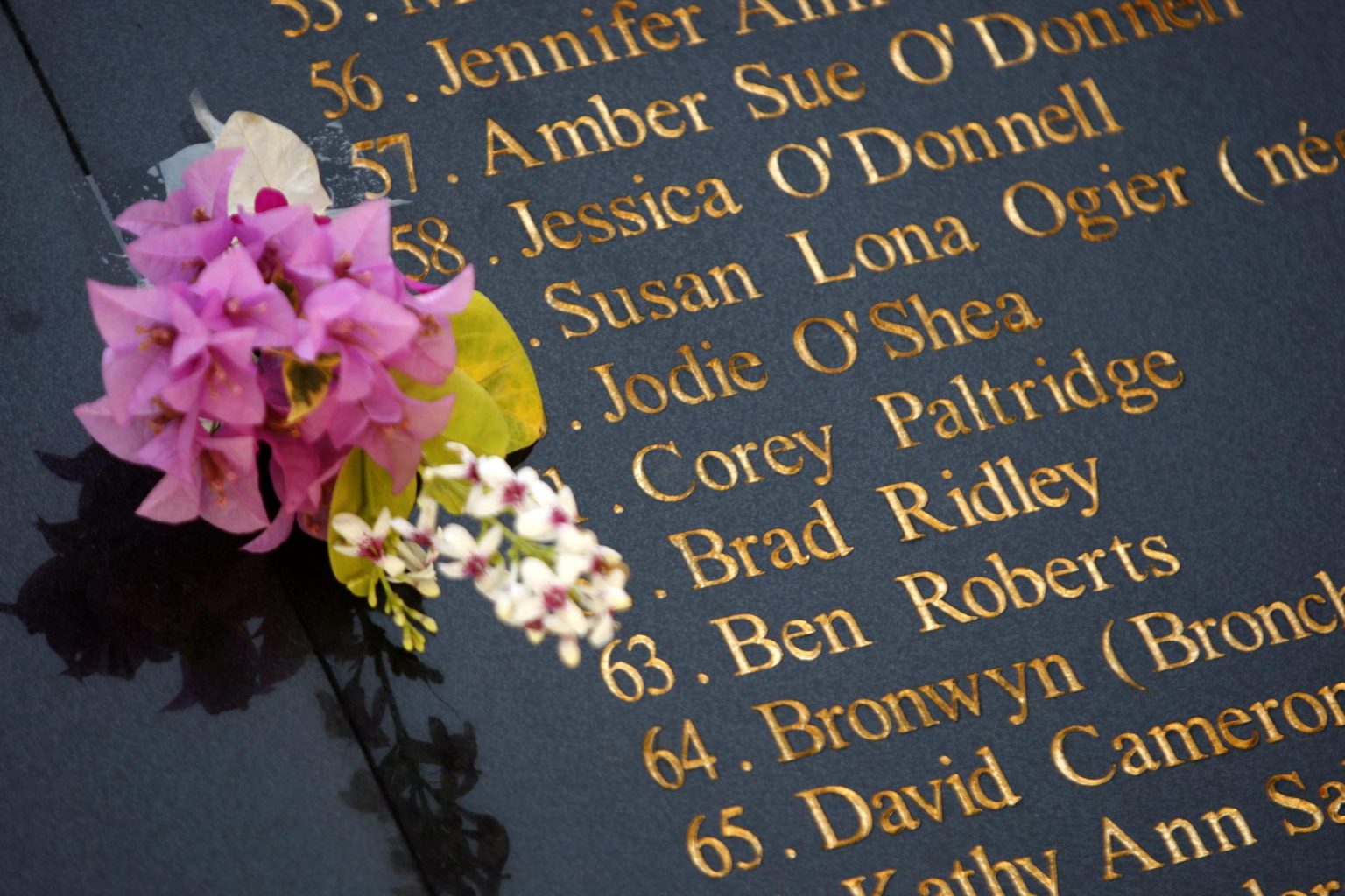 Imagen de archivo en donde se observan flores adornando una lápida con algunos de los nombres de las víctimas de los ataques de Bali de 2002 en el monumento erigido en memoria de los fallecidos en Kuta, en la isla de Bali, Indonesia. EFE/Made Nagi