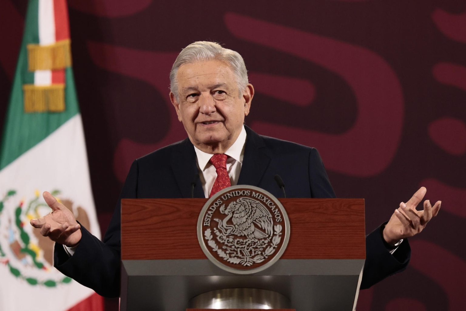 El presidente de México, Andrés Manuel López Obrador, habla durante su rueda de prensa matutina hoy, en el Palacio Nacional en la Ciudad de México (México). EFE/ José Méndez