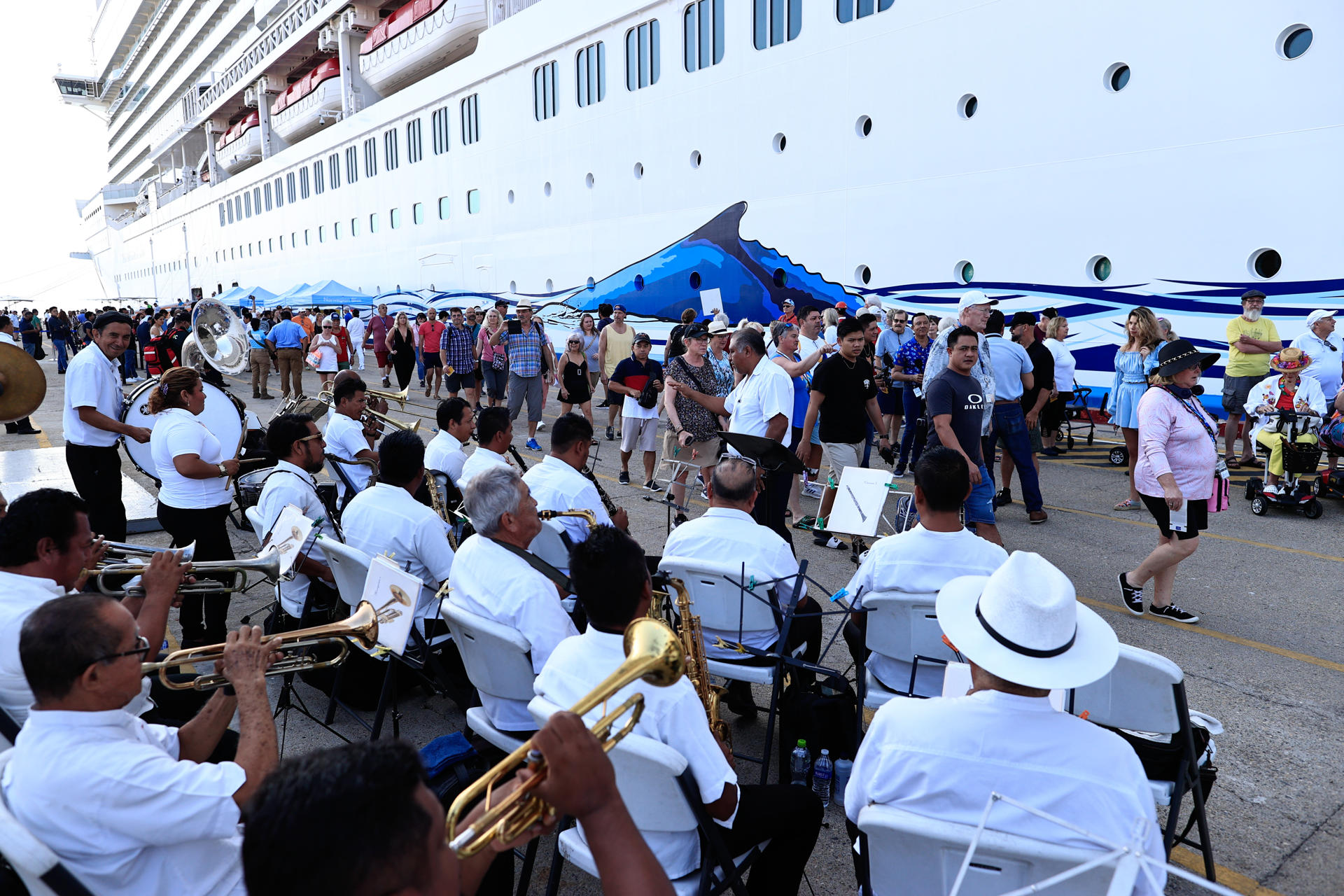 Una banda musical recibe a los pasajeros del barco de Norwegian Bliss que descienden del navío luego de su arribo hoy al puerto de Acapulco (México). EFE/ David Guzmán
