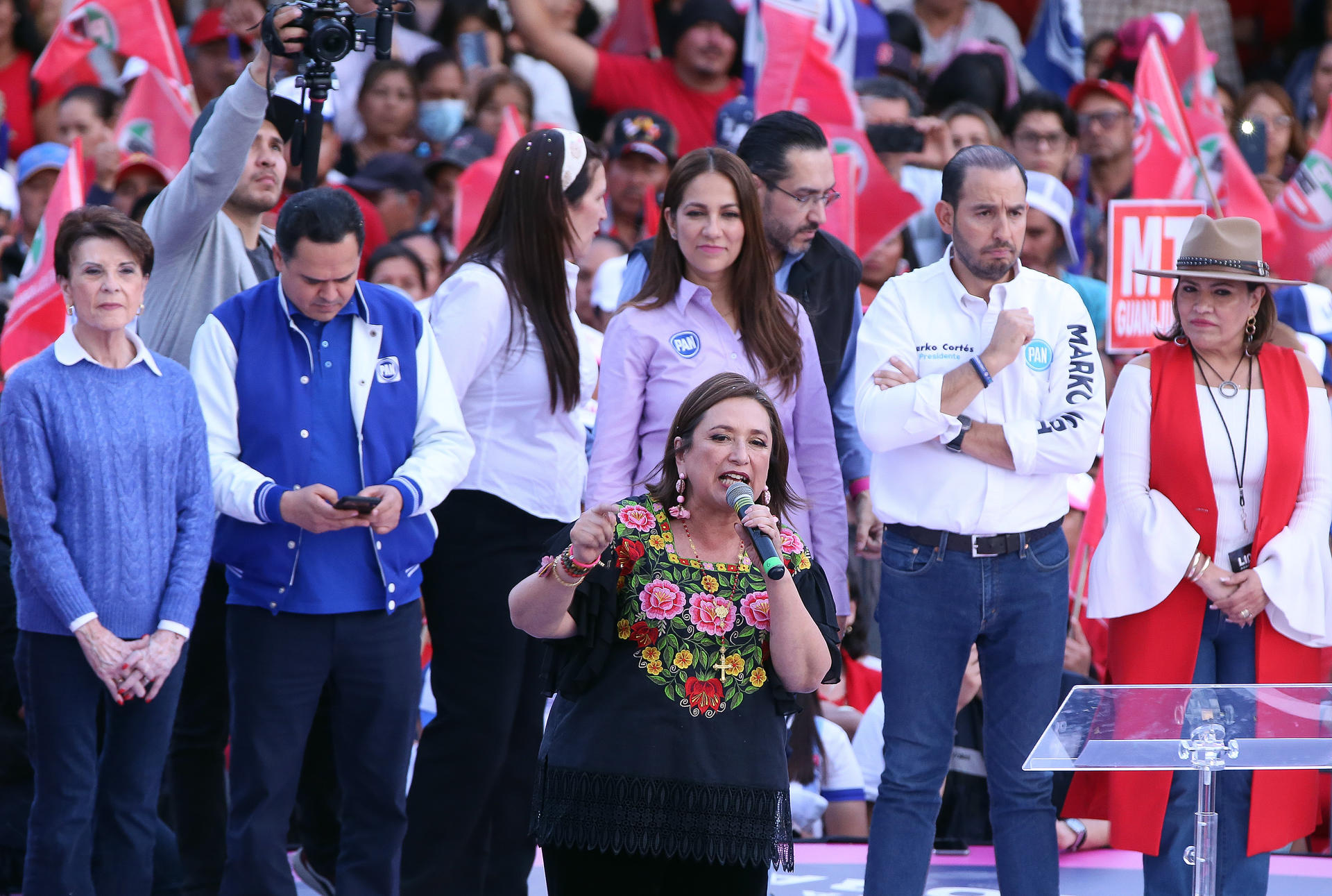 La candidata a la presidencia de México por el Frente Amplio por México Xóchitl Gálvez, habla durante el cierre de precampaña hoy, en la ciudad de Acambaro, Guanajuato (México). EFE/Luis Ramirez
