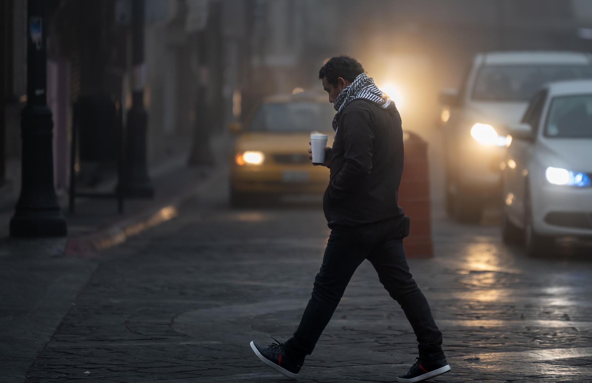 Un hombre visiblemente abrigado por las bajas temperatura camina hoy por una calle de la ciudad de Saltillo, en el estado de Coahuila (México). EFE/ Miguel Sierra
