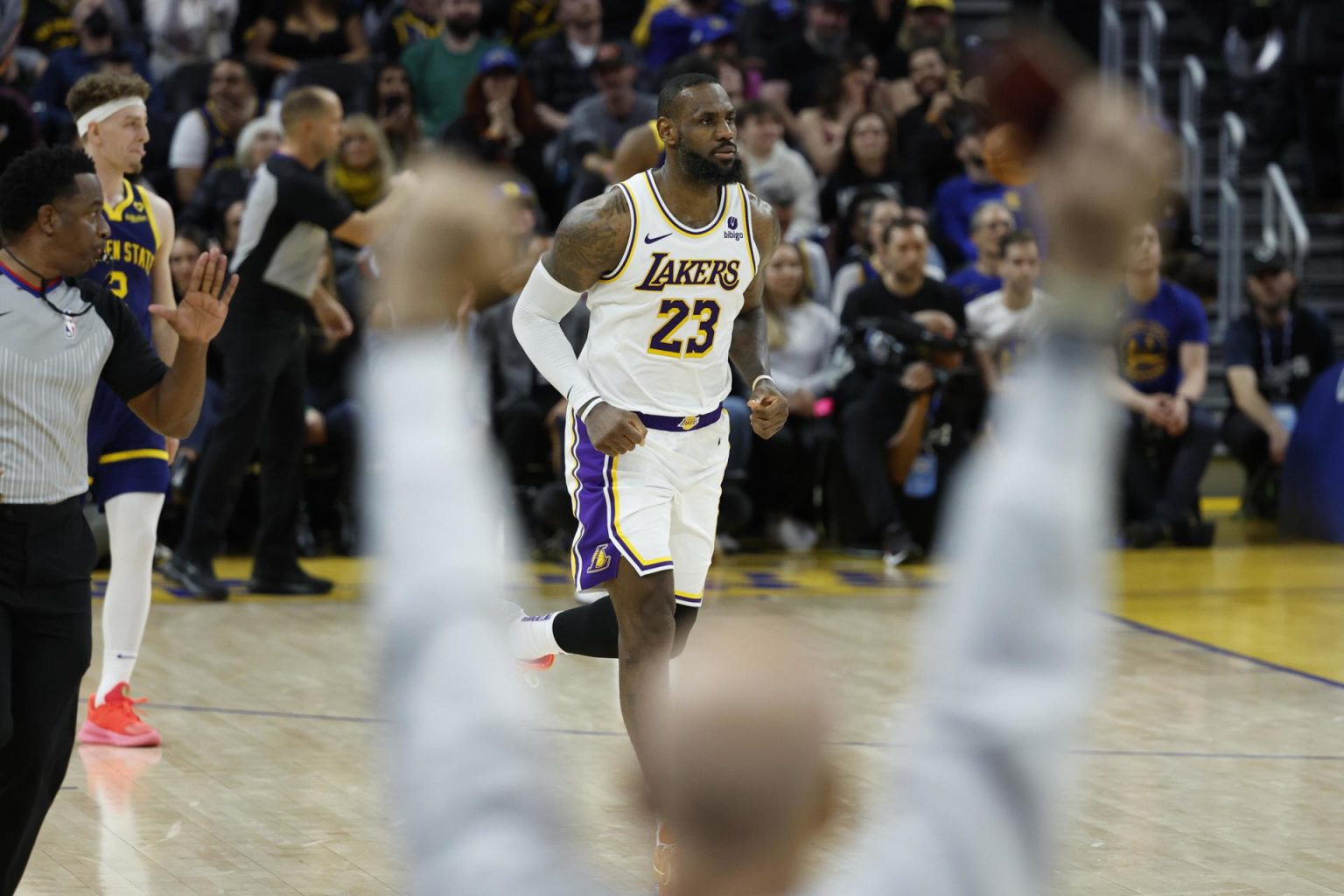 LeBron James de Los Ángeles Lakers en acción frente a los Golden State Warriors en el Chase Center, en San Francisco, California (EE.UU.), este 27 de enero de 2024. EFE/EPA/John G. Mabanglo